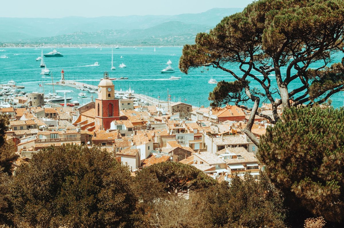 Saint-Tropez vu depuis les hauteurs de la citadelle : toits, clocher, port et golfe